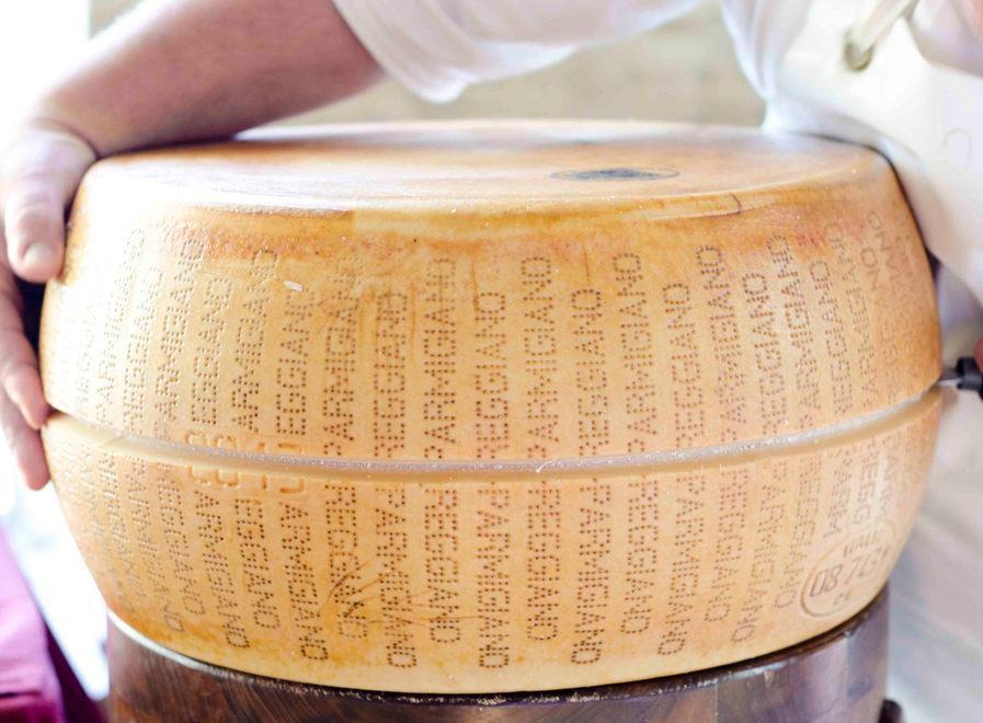 La battaglia con il Grana, il Parmigiano-Reggiano si aggiudica un round decisivo sul caso Lisozima 