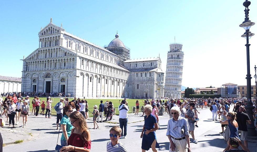 Un'immagine di Piazza dei Miracoli senza le bancarelle