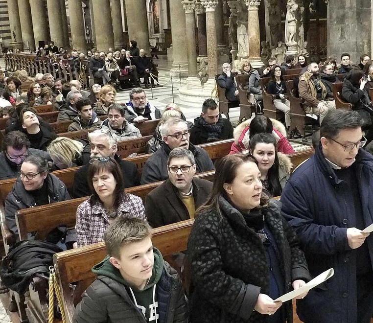 In 600 hanno partecipato giovedì sera alla benedizione di San Valentino nella Cattedrale di Pisa (foto Muzzi)
