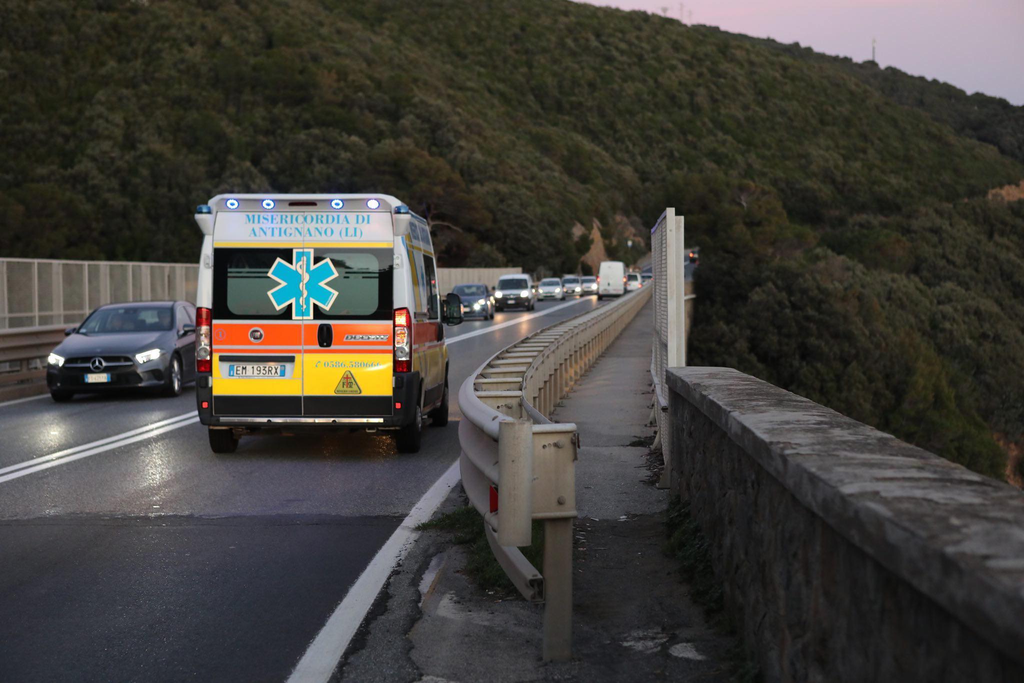 L'ambulanza della Misericordia di Antignano sul posto (foto Marzi/Pentafoto)