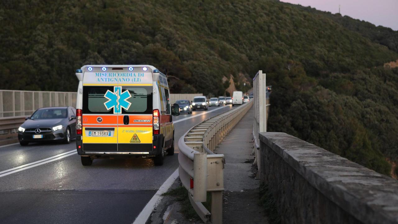 L'ambulanza della Misericordia di Antignano sul posto (foto Marzi/Pentafoto)