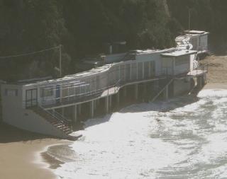 Sopra i danni causati dal mare alla piattaforma dei bagni Ausonia. A sinistra acqua in casa dei bagni Nettuno al Quercetano. A destra uno scorcio della Barcaccina (Vada) colpita duro dall’erosione Sotto il mare ormai ha “conquistato” il territorio del Punto azzurro numero 1 di Vada.