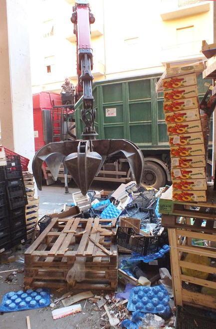 Chiudono il negozio scappano e lasciano all’interno frutta e rifiuti a marcire 