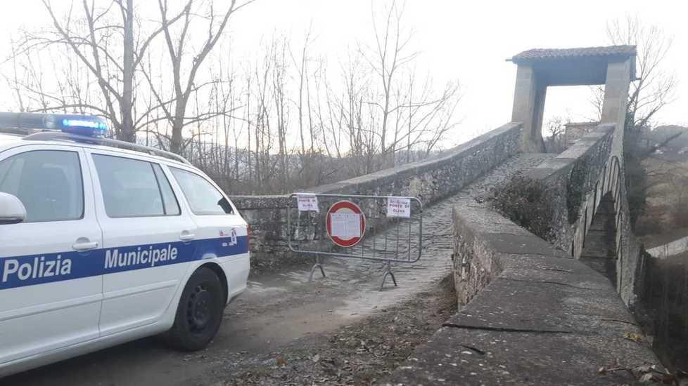 Ponte di Olina chiuso: «Le auto potrebbero farlo crollare» 
