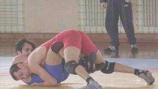 Tre immagini delle gare di ieri al palasport e, in alto a destra, Sergio Carlesi combattente al Gioco del Ponte
