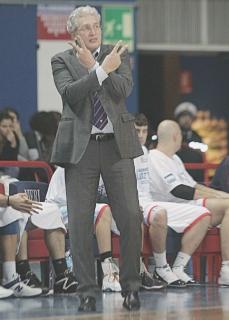 Coach Massimo Angelucci indica uno schema ai suoi ragazzi