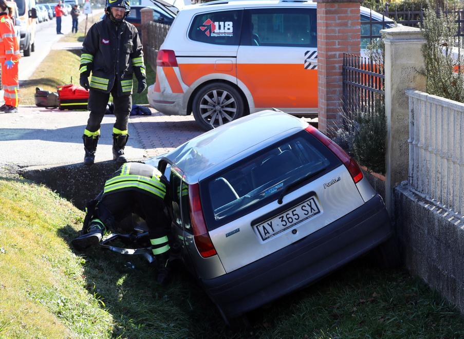 È fuori pericolo il giovane finito con l’auto nel fossato 