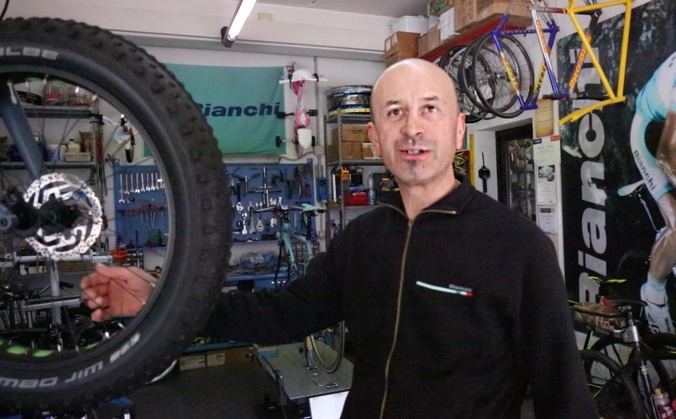 Tentano il colpo da Pro Bike ma l’allarme li mette in fuga 