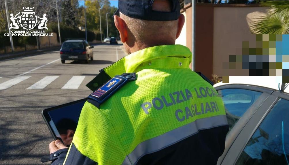 Covid, salone di una parrucchiera aperto a Cagliari: sanzione per la titolare e la cliente 
