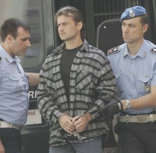 Andrei Orul scortato dagli agenti della polizia penitenziaria al processo di primo grado