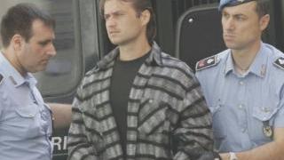 Andrei Orul scortato dagli agenti della polizia penitenziaria al processo di primo grado