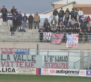 Gli striscioni polemici verso la società