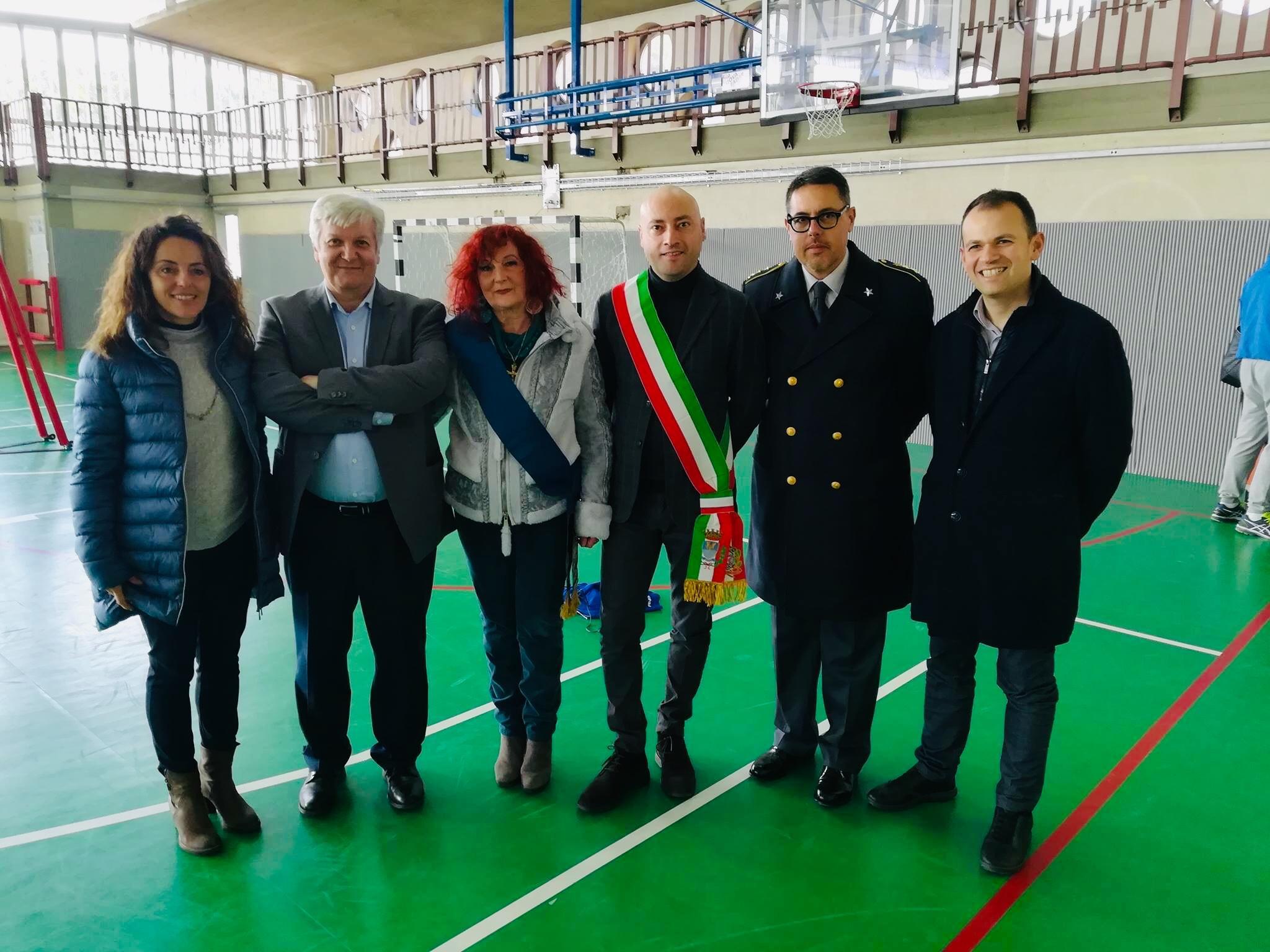 Primi passi sul nuovo pavimento della palestra del liceo Salutati da parte delle autorità
