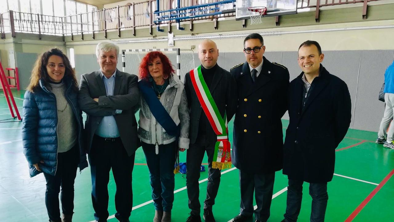 Primi passi sul nuovo pavimento della palestra del liceo Salutati da parte delle autorità