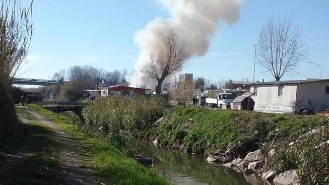 Paura per un incendio al campo nomadi nei pressi delle roulotte
