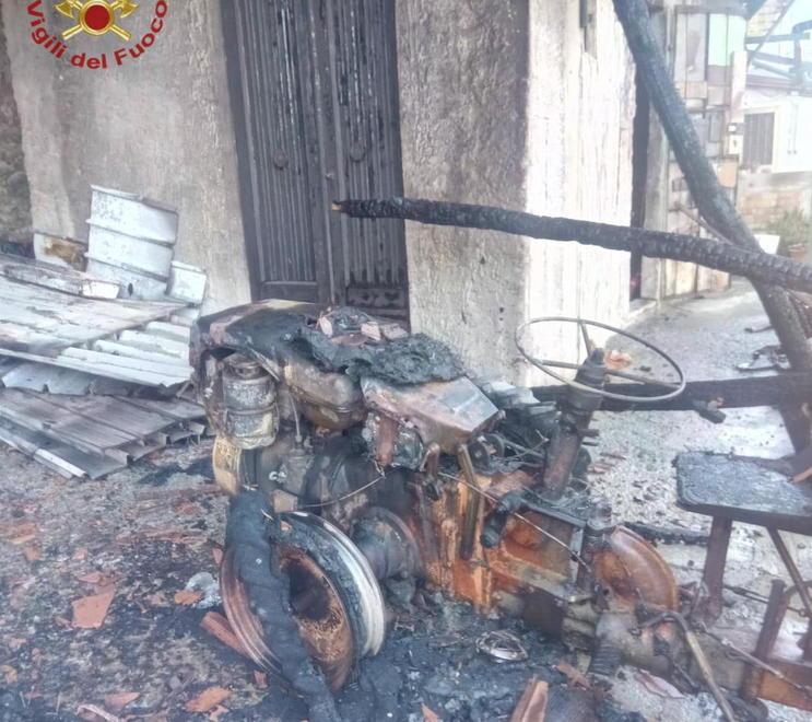 Brucia deposito a Quercia paura per il gas acetilene Distrutto un trattore 