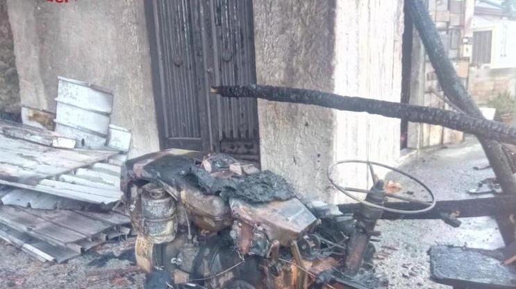 Brucia deposito a Quercia paura per il gas acetilene Distrutto un trattore