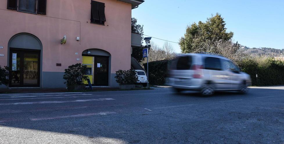 Via per Camaiore, strisce sbiadite «Saranno rifatte in primavera» 