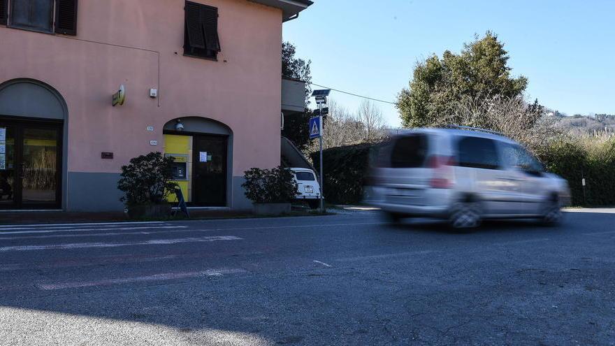 Via per Camaiore, strisce sbiadite «Saranno rifatte in primavera»