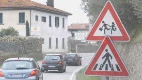 Subito dietro la curva le strisce pedonali della scuola