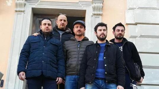 Gli operai licenziati in consiglio «Non si lavorava all’inferno»