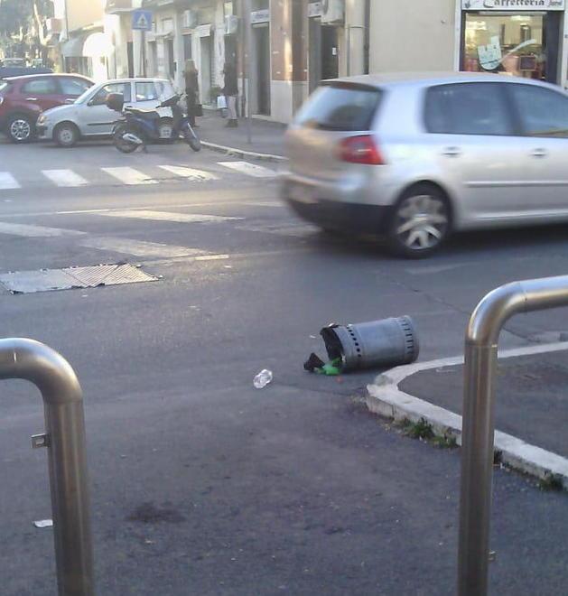 Un cestino pericoloso al margine di via Giusti