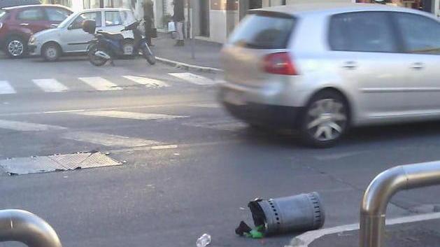 Un cestino pericoloso al margine di via Giusti