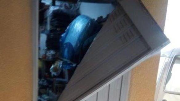 Forzano la porta e rubano un computer