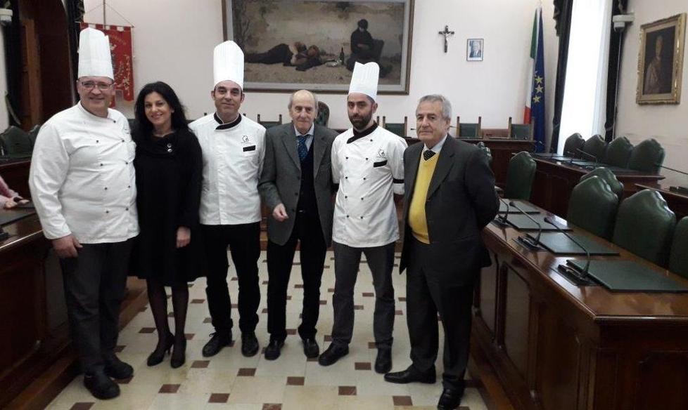 La cena per i centenari con i piatti tipici della tradizione sarda