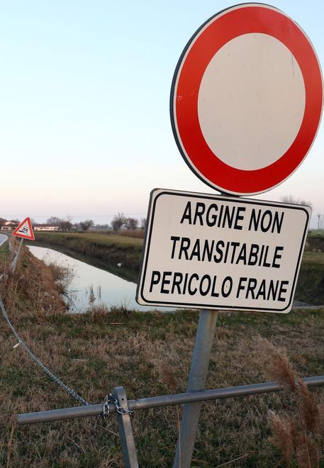 Frana lungo il canale Sp48, cambia la viabilità