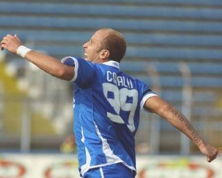 L’esultanza del centravanti azzurro Claudio Coralli dopo uno dei gol messi a segno in questo campionato