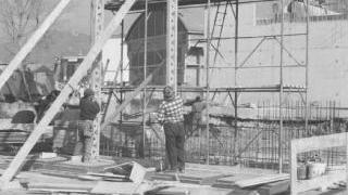 Lavoratori del settore dell’edilizia e a destra Roberto Venturini