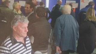 Cittadini in attesa all’ufficio Enel Energia