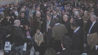 A sinistra la folla che ha accolto Moratti alla Polisala Gambrinus