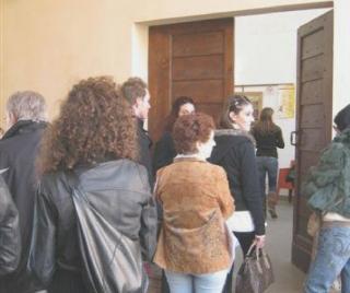 Tutti in fila di fronte all’ingresso della Gran Guardia