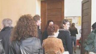 Tutti in fila di fronte all’ingresso della Gran Guardia