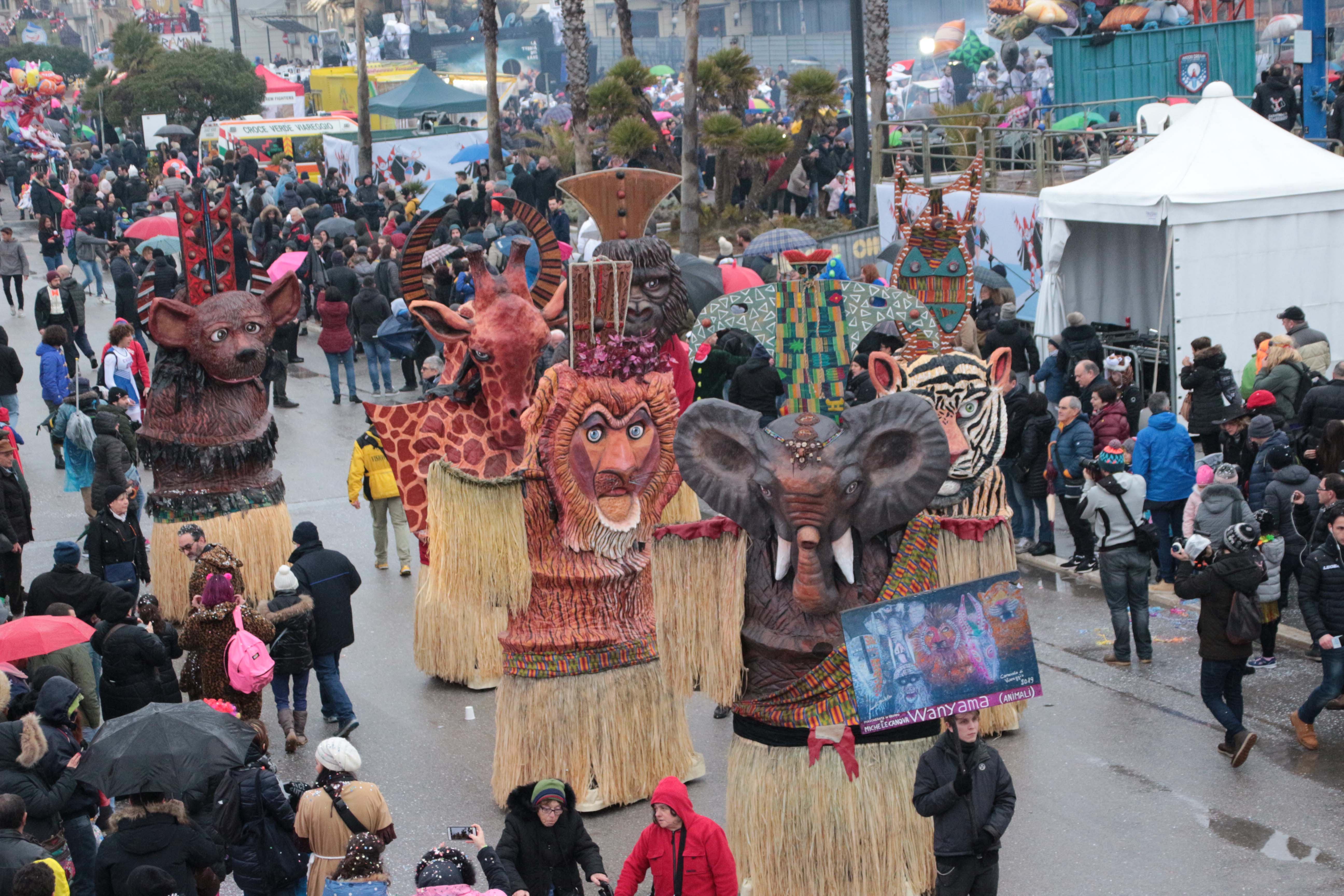 Carnevale di Viareggio, ore 15: via al secondo corso. In tribuna anche Miss Italia 