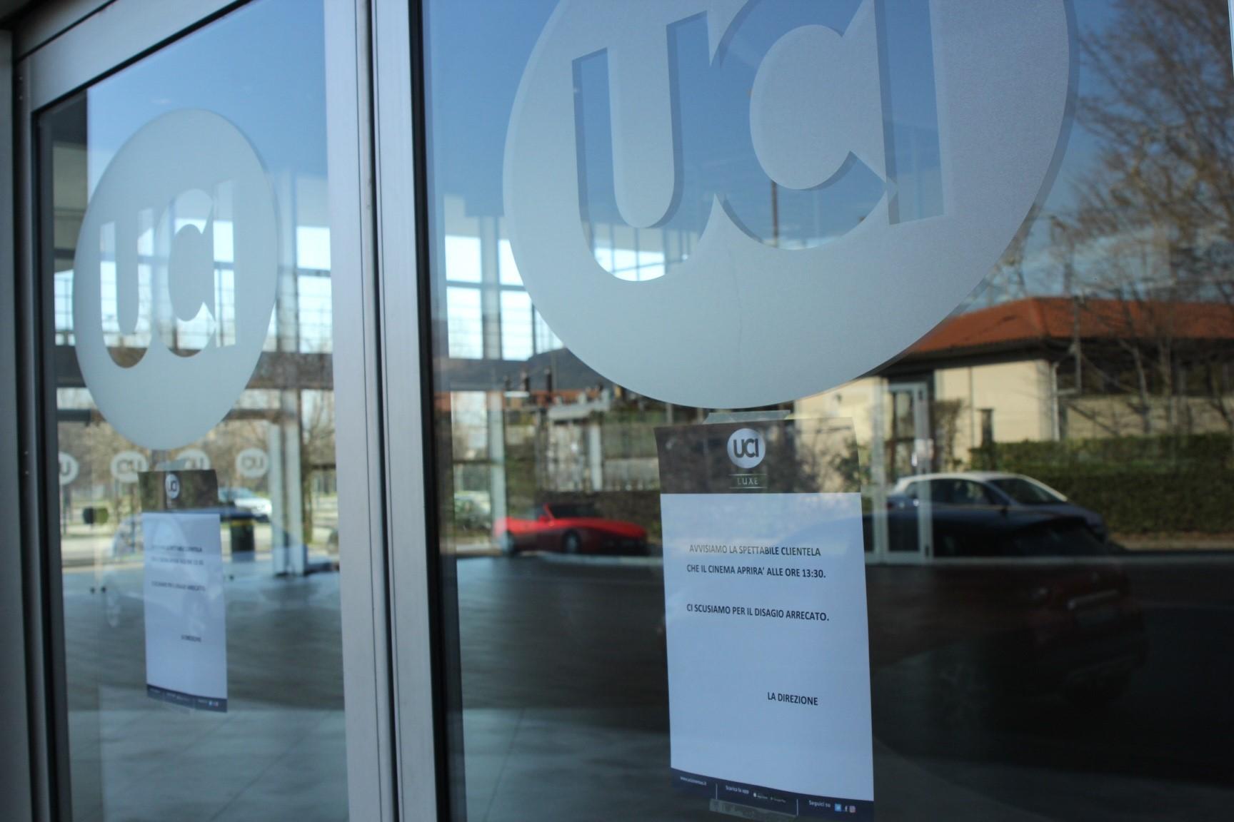 Il cartello all'ingresso del cinem (foto Batavia)