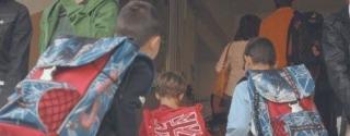 Bambini all’entrata di scuola e sotto la elementare di Uliveto