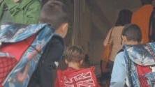 Bambini all’entrata di scuola e sotto la elementare di Uliveto