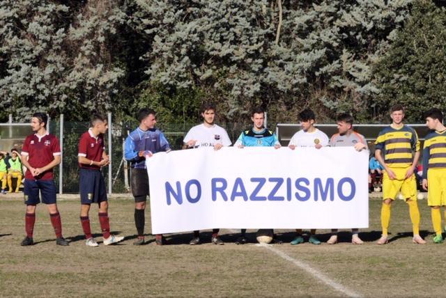 Lo striscione contro il razzismo (Foto Batavia) 