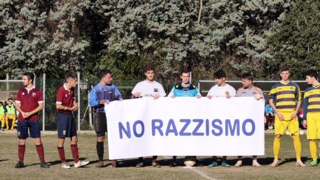 Lo striscione contro il razzismo (Foto Batavia)