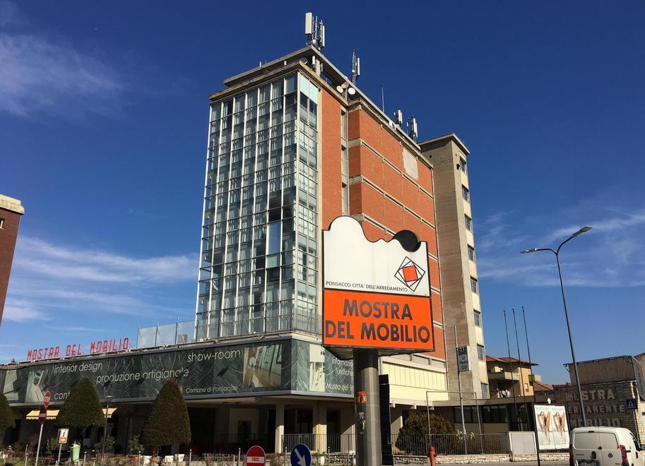 L'ex mostra del Mobilio a Ponsacco (Foto Franco Silvi)