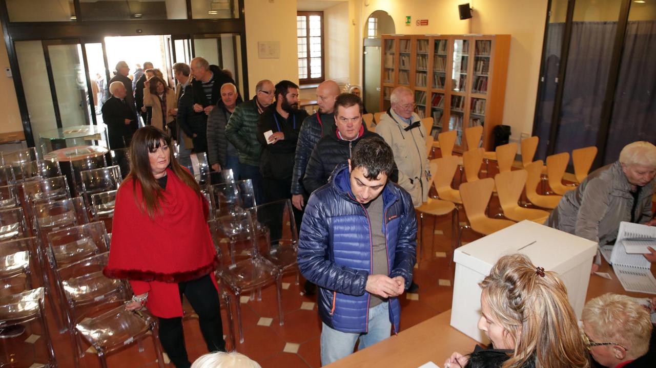 Elettori alle primarie del centrosinistra a Monsummano