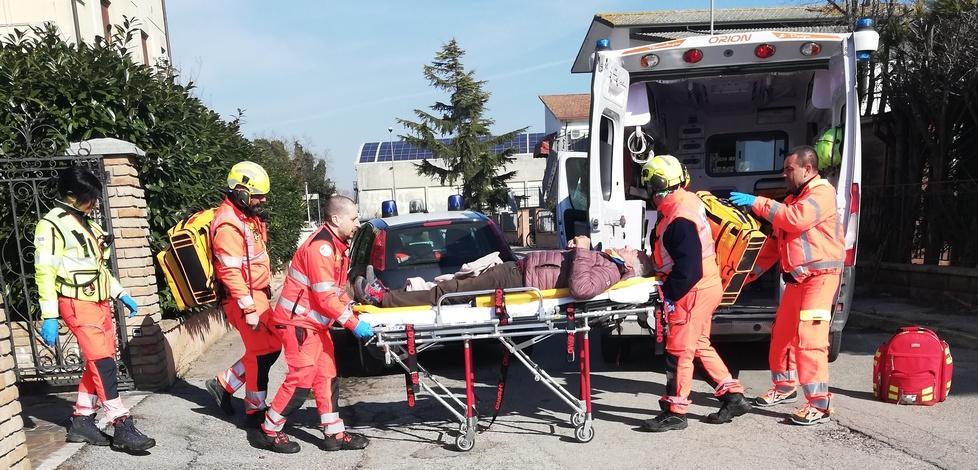 Cade dalla scala mentre pota un albero: finisce all’ospedale 