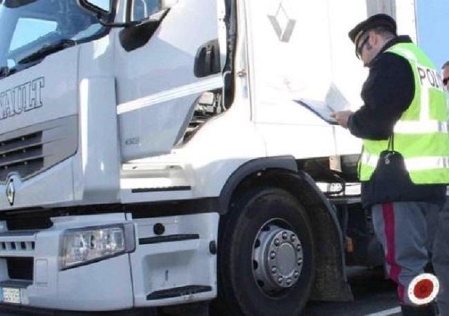 Un camion fermato dalla polizia stradale (foto d'archivio)