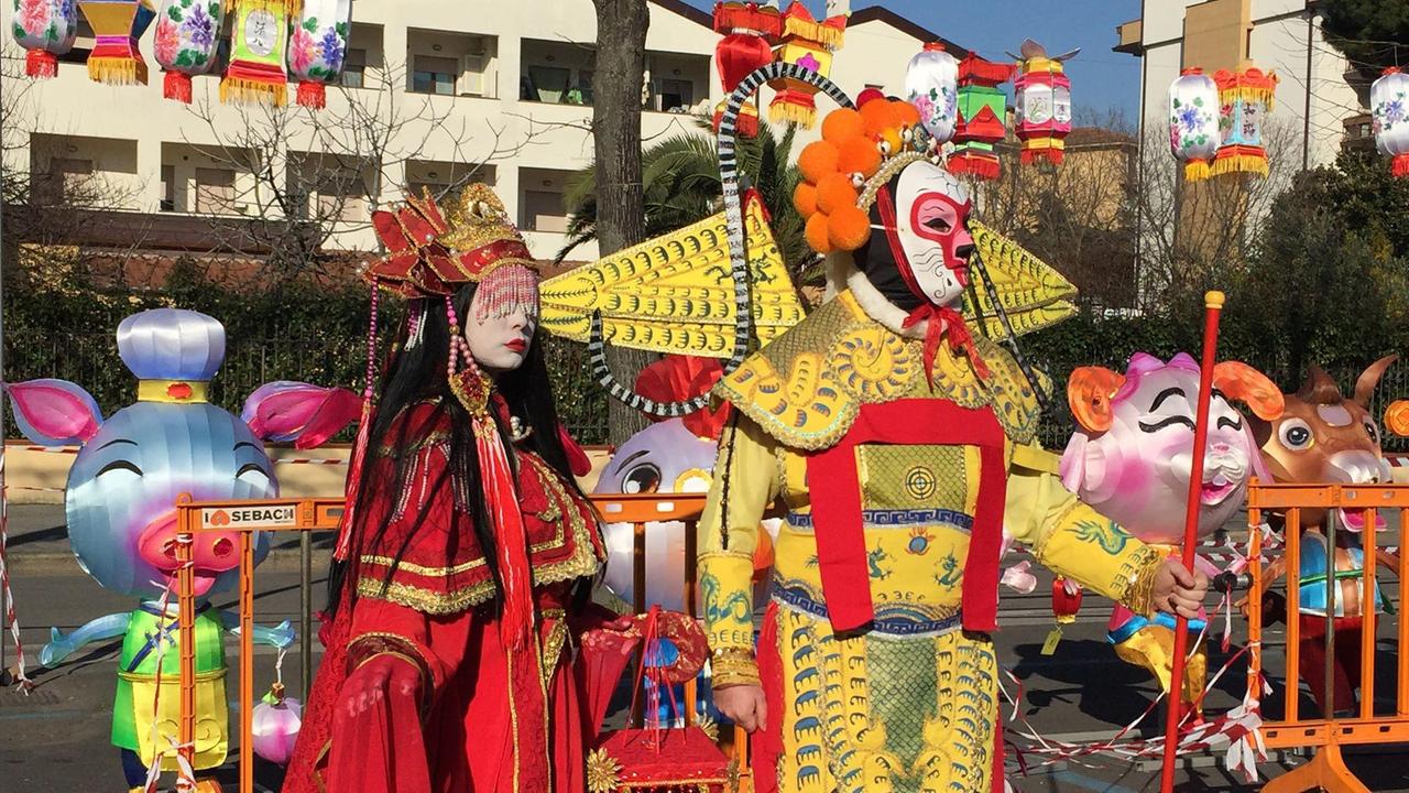La sfilata di chiusura del Capodanno cinese nel centro storico di Prato