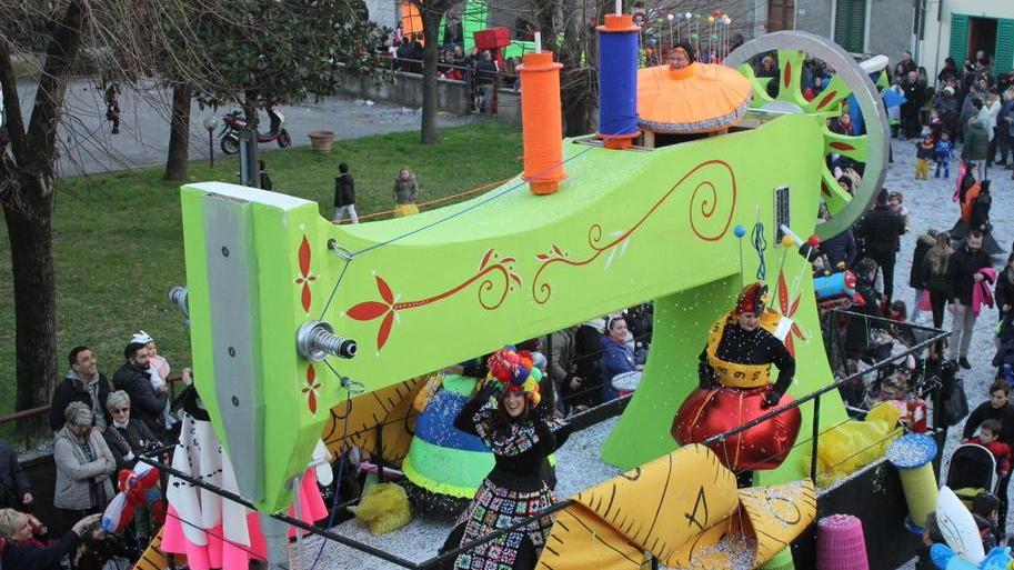 Una Macchina da cucire fra i carri allegorici del Carnevale di Paperino (foto Sproviero-Batavia)
