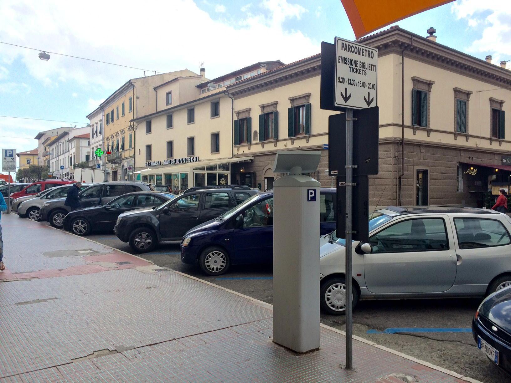 Una zona parcheggio a pagamento in centro a Cecina