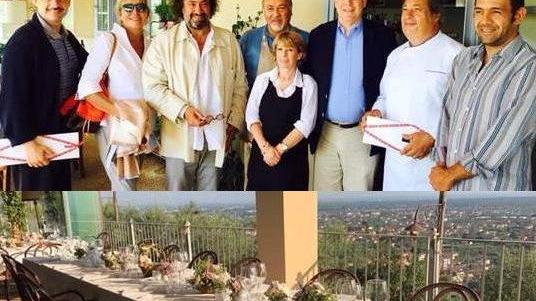 La splendida vista mare del CasAle e sopra il principe Alberto di Monaco nel locale l’estate di due anni fa